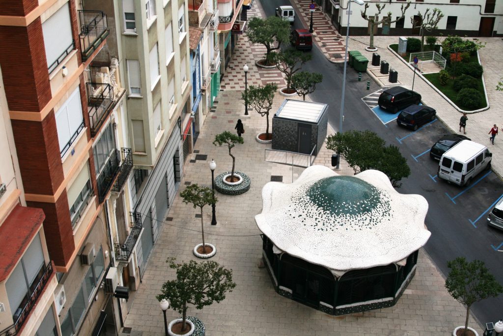 Lavabo construido junto al kiosko con aplicaciones de trencadís con cerámica descontaminante de ITC-AITE y aplicaciones ‘Smart City’ en la plaza del Real de Castelló.