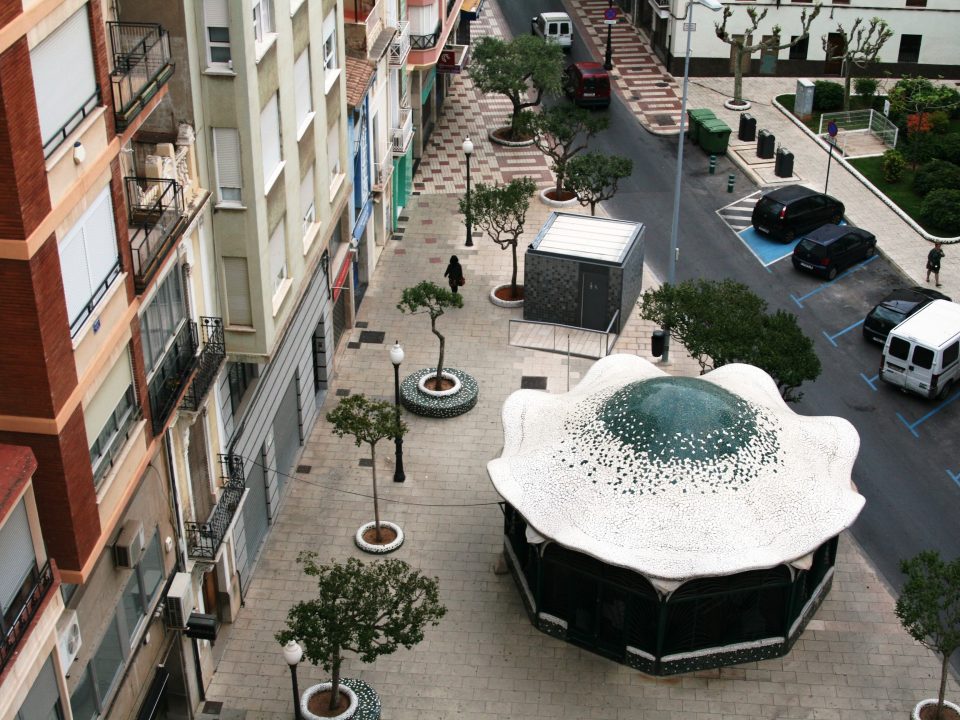 Lavabo construido junto al kiosko con aplicaciones de trencadís con cerámica descontaminante de ITC-AITE y aplicaciones ‘Smart City’ en la plaza del Real de Castelló.